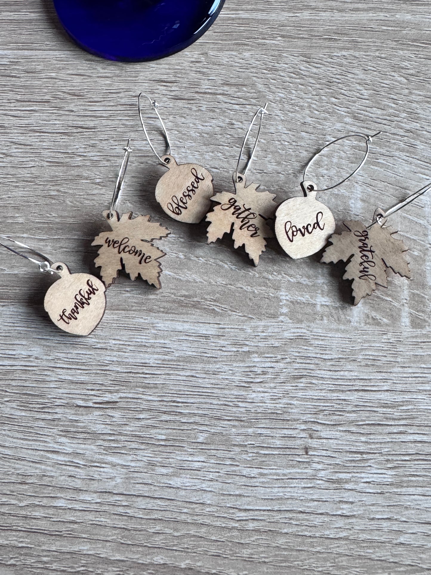 Thanksgiving Wine Charms Set of 6 – Engraved Wood with Gratitude Words – Acorn & Leaf Shapes
