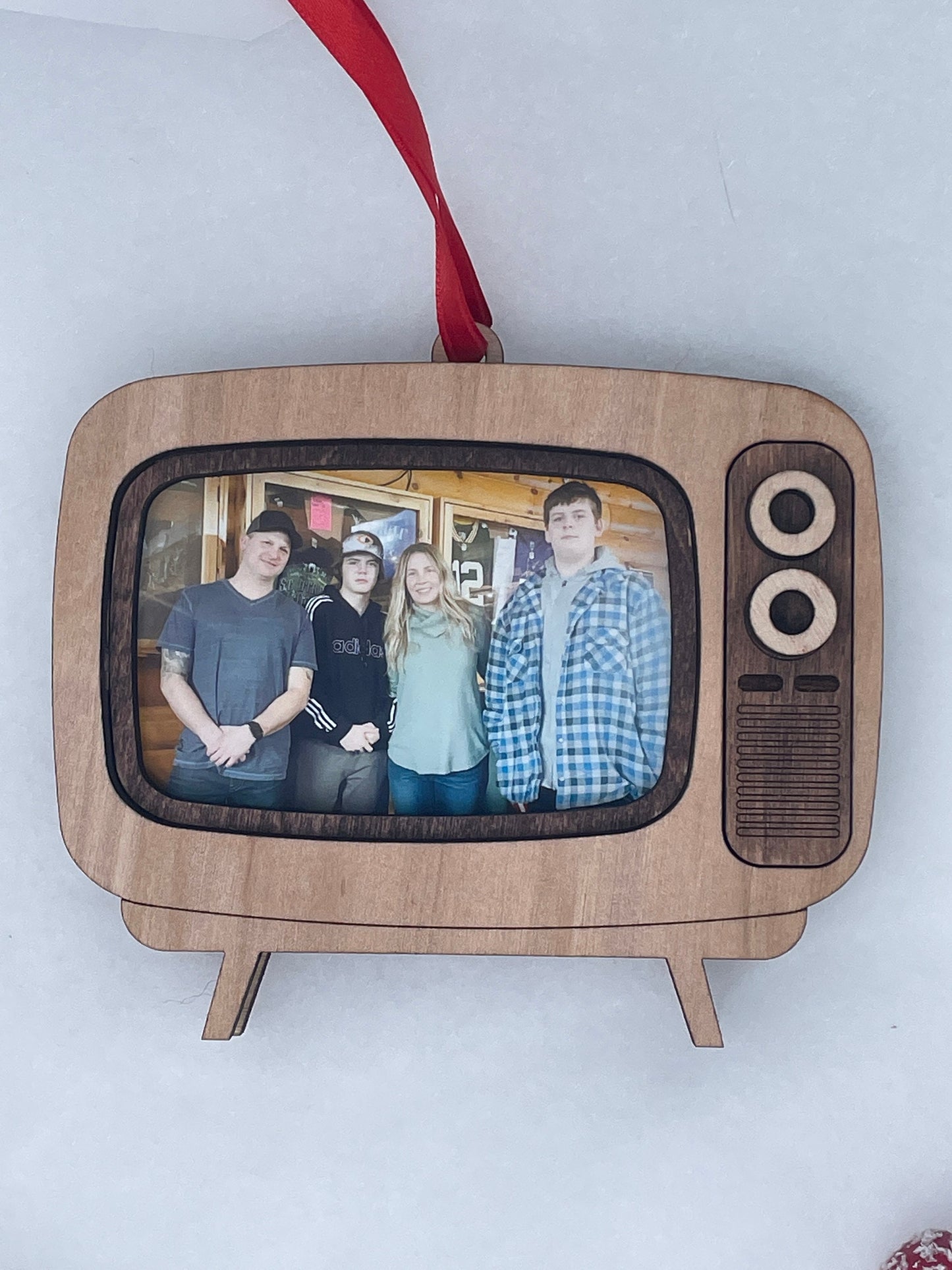 Retro TV Gift Card Holder & Photo Frame – 3-in-1 Wooden Ornament with Ribbon – 4.8x4.2 inches